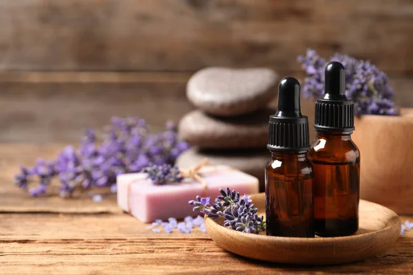 Kosmetiska Produkter Och Lavendel Blommor Träbord Plats För Text — Stockfoto
