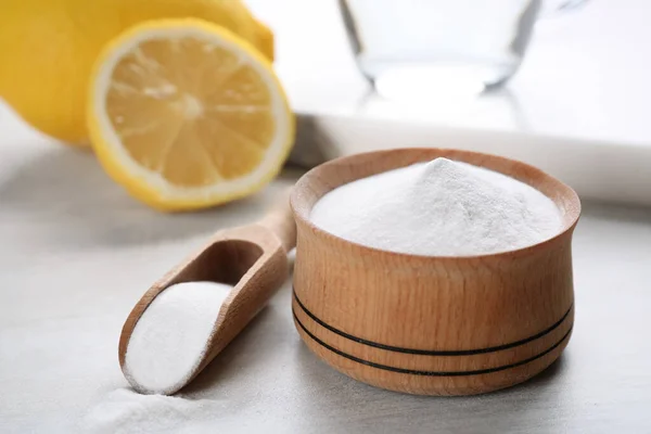 Murni Baking Soda Dan Lemon Dipotong Meja Kayu Putih — Stok Foto
