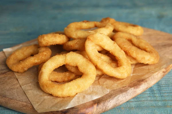 Anéis Cebola Fritos Servidos Mesa Madeira Azul Close — Fotografia de Stock