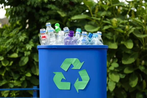 屋外のゴミ箱で使用されるボトルの多くは 閉じます プラスチックリサイクル — ストック写真