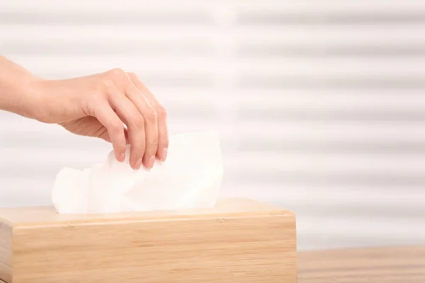 Mujer Tomando Papel Titular Sobre Fondo Claro Primer Plano Espacio — Foto de Stock