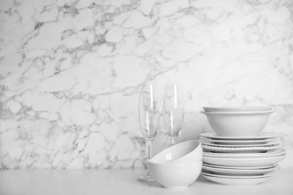 Set Van Schoon Servies Witte Houten Tafel Ruimte Voor Tekst — Stockfoto