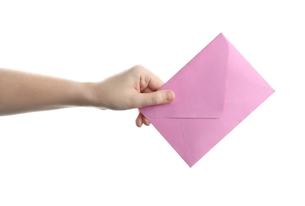 女人拿着粉红的纸信封 白色背景 — 图库照片