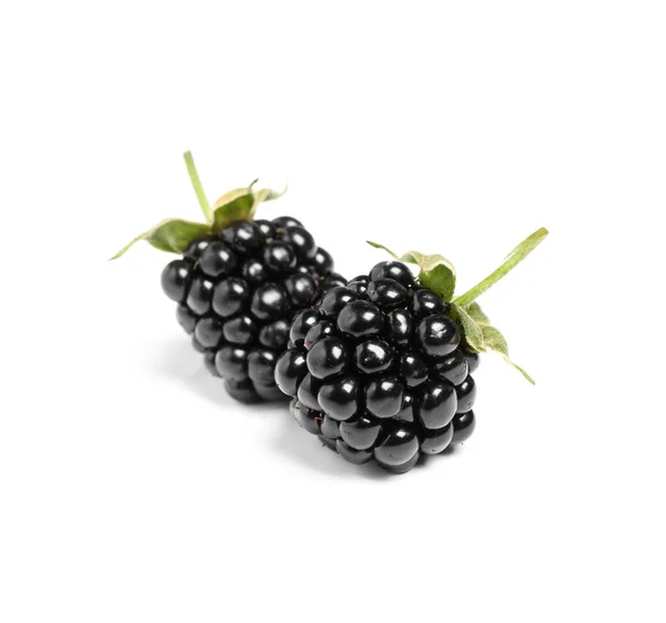 美味的新鲜成熟黑莓 在白色上分离 — 图库照片