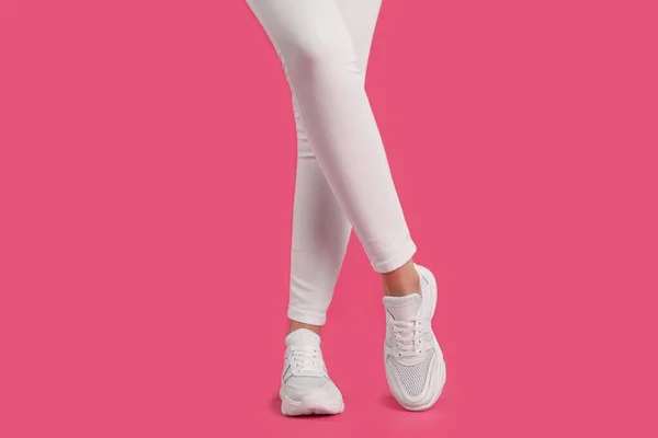 Γυναίκα Φορώντας Αθλητικά Παπούτσια Ροζ Φόντο Κοντινό Πλάνο — Φωτογραφία Αρχείου
