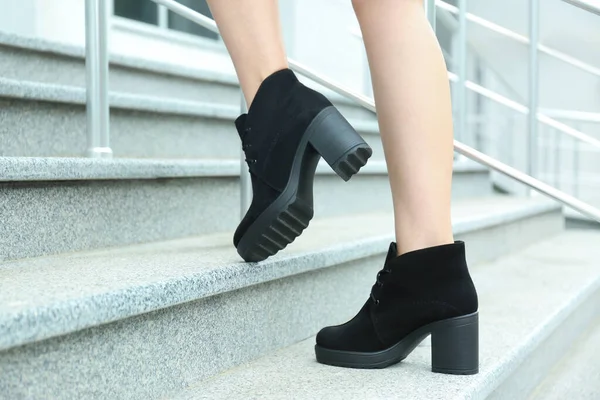 Mujer Con Botas Elegantes Las Escaleras Aire Libre Primer Plano — Foto de Stock