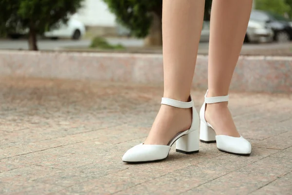 Mulher Vestindo Sapatos Confortáveis Elegantes Livre Close Espaço Para Texto — Fotografia de Stock