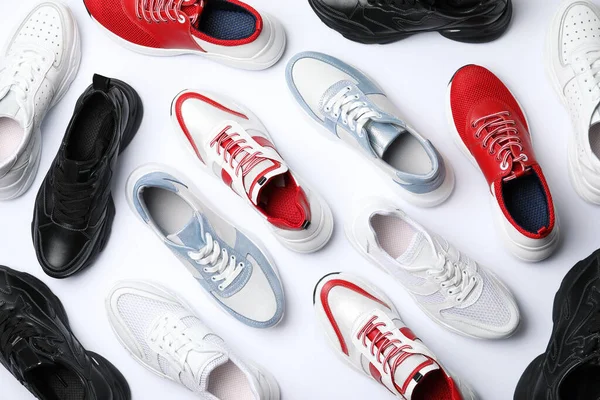 Veel Stijlvolle Sneakers Witte Achtergrond Bovenaanzicht — Stockfoto