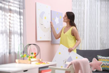 Pembe duvarda asılı bir dekoratör resmi. Çocuk odası iç tasarımı.