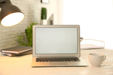 Modern laptop ve kahve fincanı beyaz masa içinde. Tasarım için boşluk