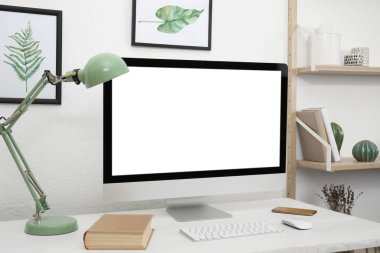 Masada modern bilgisayarla rahat bir iş yeri