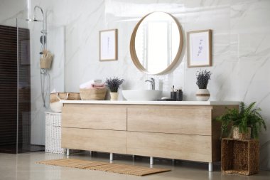 Duş kabini ve tezgahı olan bir banyo. Tasarım için fikir