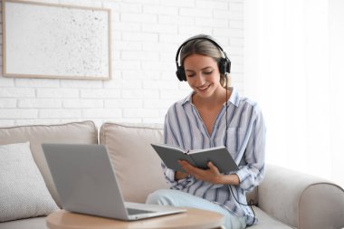 Öğretmen çevrimiçi okul dersi veriyor. Koronavirüs karantinası sırasında uzaktan öğrenme, evde öğrenim