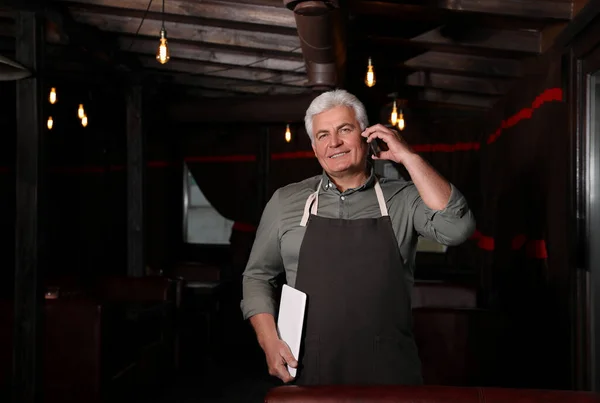 Proprietário Sênior Negócios Falando Telefone Seu Restaurante — Fotografia de Stock