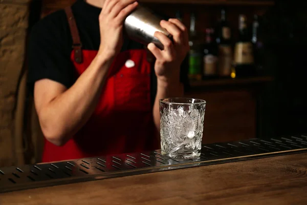 Cantinero Preparando Cóctel Alcohólico Fresco Mostrador Del Bar Centran Vidrio —  Fotos de Stock