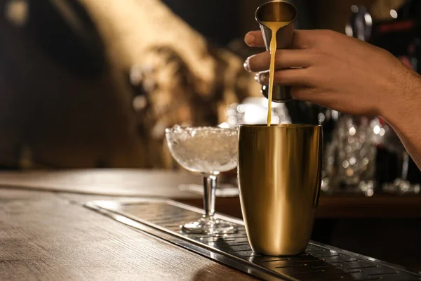 Barkeeper Bereitet Frische Alkoholische Cocktails Der Theke Nahaufnahme Raum Für — Stockfoto