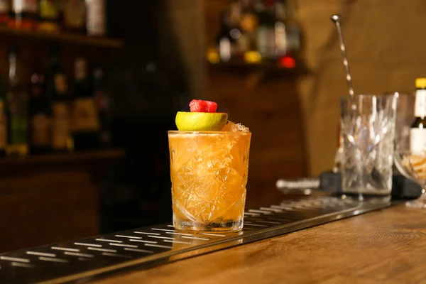 Glas Med Färsk Alkoholhaltig Cocktail Bardisken — Stockfoto