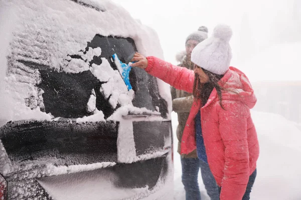 Homem Limpando Neve Carro Livre Dia Inverno — Fotografia de Stock
