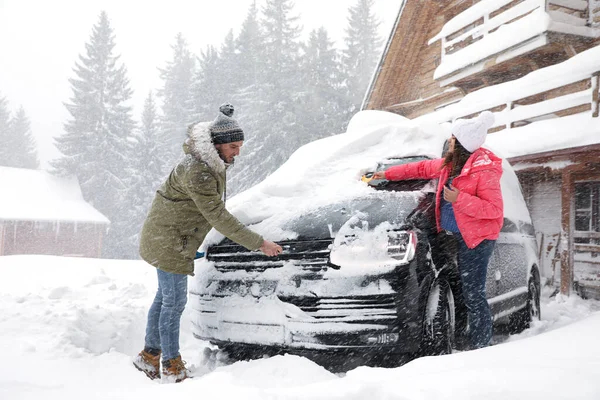 Jovem Casal Limpeza Neve Carro Livre Dia Inverno — Fotografia de Stock