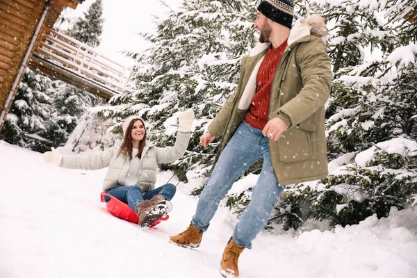 Mutlu Genç Çift Karlı Bir Günde Dışarıda Eğleniyor Kış Tatili — Stok fotoğraf