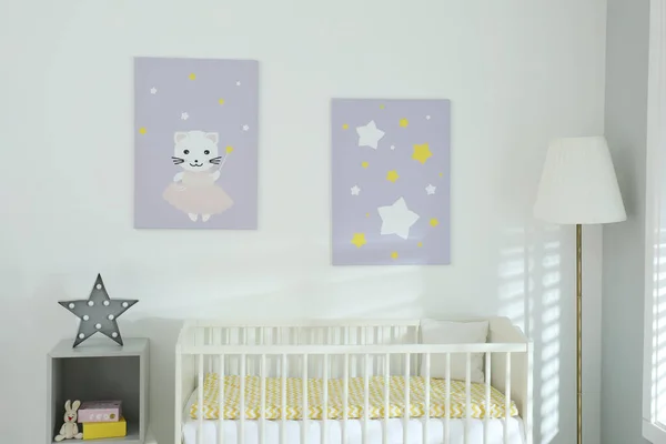带有婴儿床和可爱的墙面艺术的时尚婴儿房内部 — 图库照片