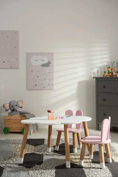 Pequeña Mesa Sillas Con Orejas Conejo Habitación Los Niños Diseño —  Fotos de Stock