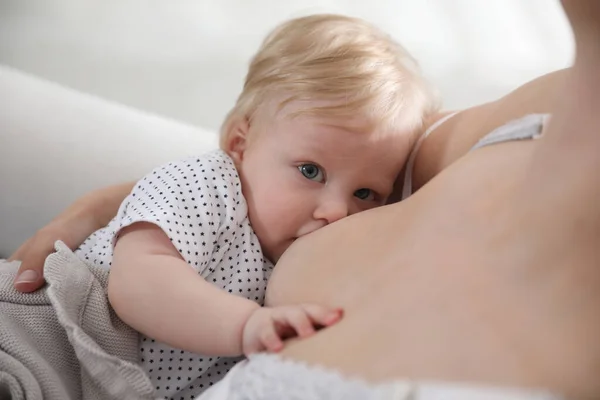 Madre Amamantando Lindo Bebé Primer Plano —  Fotos de Stock