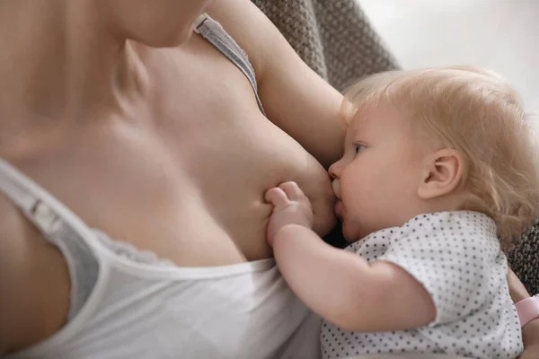 Matka Kojící Roztomilý Malé Dítě Detailní — Stock fotografie