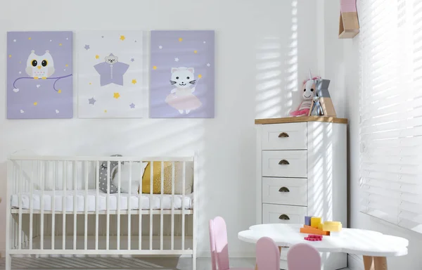 婴儿房室内有可爱的海报和婴儿床 — 图库照片