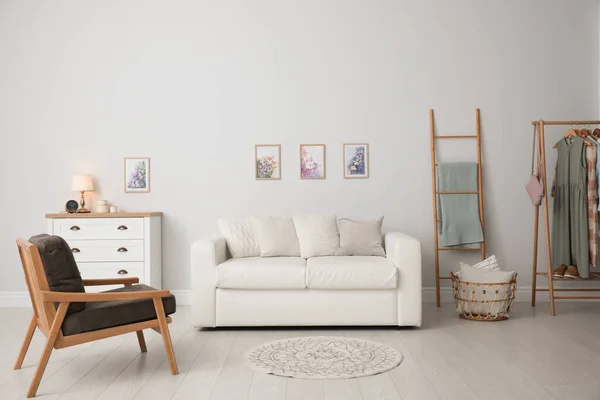 Moderní Interiér Obývacího Pokoje Pohodlnou Pohovkou Křeslem — Stock fotografie