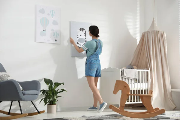 Decorador Colgando Imagen Pared Blanca Habitación Infantil Diseño Interiores — Foto de Stock