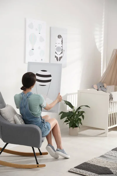 Decorador Con Cuadro Sentado Interior Habitación Infantil Diseño Interiores — Foto de Stock