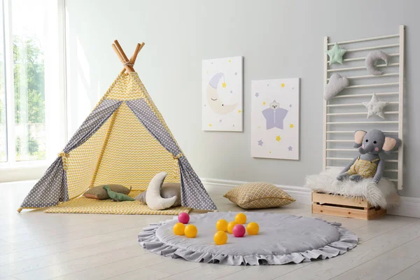 Elegante Interior Habitación Del Niño Con Pinturas Adorables Tienda Juegos — Foto de Stock