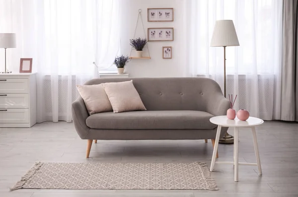 Stylowa Sofa Pięknym Salonie Wnętrza — Zdjęcie stockowe