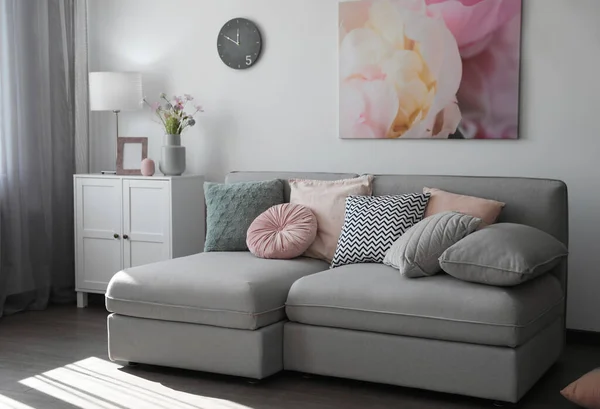 Elegantní Obývací Pokoj Pohodlnou Pohovkou Návrh Interiéru — Stock fotografie