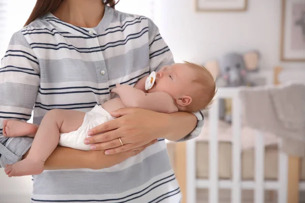 Mor Med Sitt Nyfödda Barn Hemma Närbild — Stockfoto