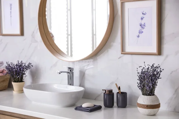 Miroir Comptoir Avec Évier Dans Intérieur Élégant Salle Bain Idée — Photo