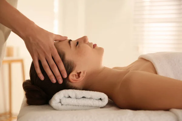 Jeune Femme Recevant Massage Tête Dans Salon Spa — Photo