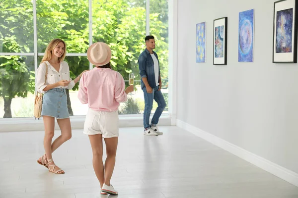 Groep Mensen Tentoonstelling Kunstgalerie — Stockfoto