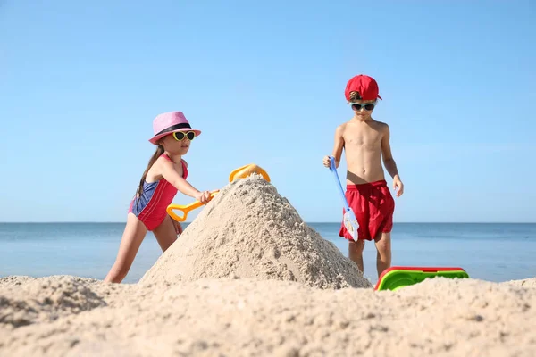 Lindos Niños Pequeños Jugando Con Juguetes Plástico Playa Arena —  Fotos de Stock