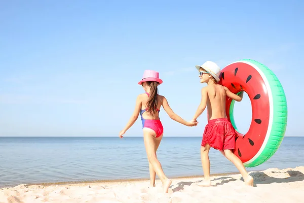 Słodkie Małe Dzieci Nadmuchiwanym Pierścieniem Plaży Słoneczny Dzień — Zdjęcie stockowe