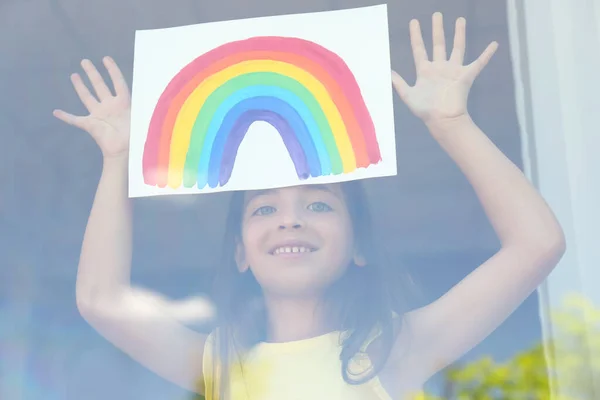 小女孩在窗边挂着彩虹的照片 从室外观看 待在家里的概念 — 图库照片