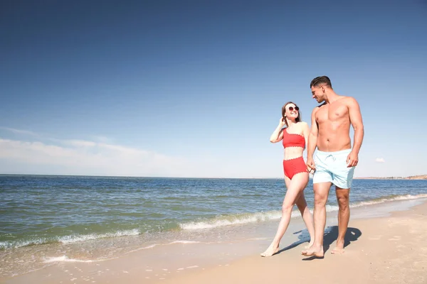 Frau Bikini Und Ihr Freund Strand Platz Für Text Glückliches — Stockfoto