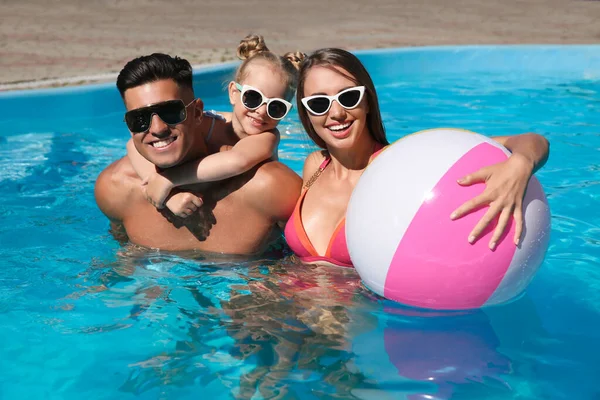 Glückliche Familie Mit Aufblasbarem Ball Freibad Sonnigem Sommertag — Stockfoto