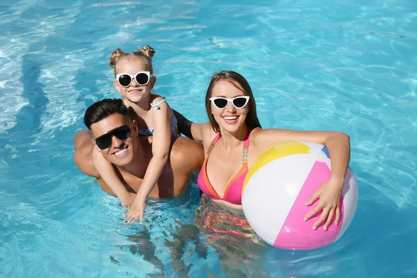 Glückliche Familie Mit Aufblasbarem Ball Freibad Sonnigem Sommertag — Stockfoto