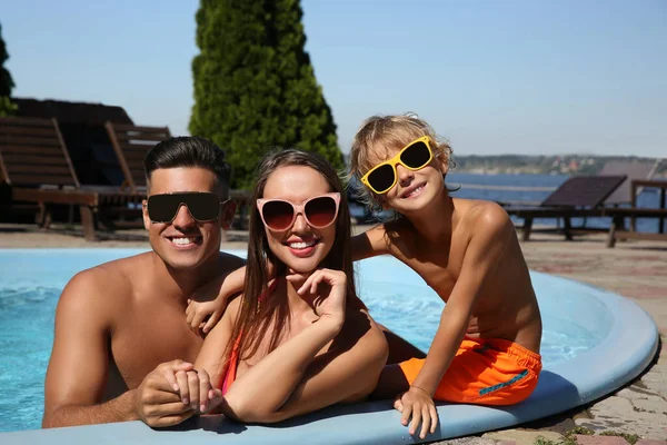 Happy Family Outdoor Swimming Pool Sunny Summer Day — Stock Photo, Image