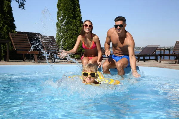 Niño Nadando Con Anillo Inflable Cerca Sus Padres Piscina Aire —  Fotos de Stock