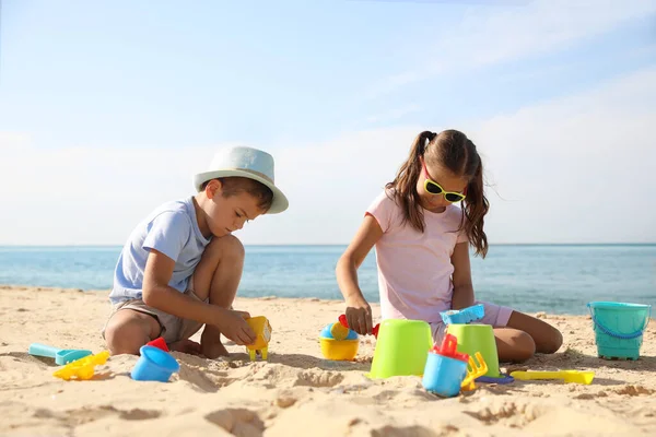 Lindos Niños Pequeños Jugando Con Juguetes Plástico Playa Arena —  Fotos de Stock