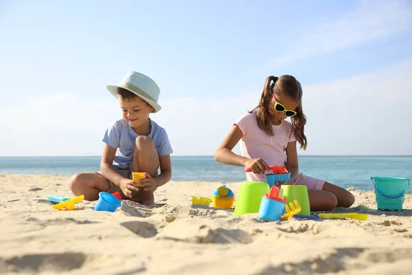 Bonito Crianças Brincando Com Brinquedos Plástico Praia Areia — Fotografia de Stock