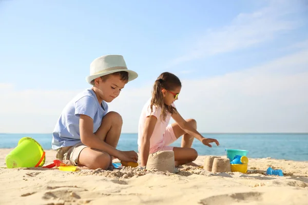 Lindos Niños Pequeños Jugando Con Juguetes Plástico Playa Arena —  Fotos de Stock